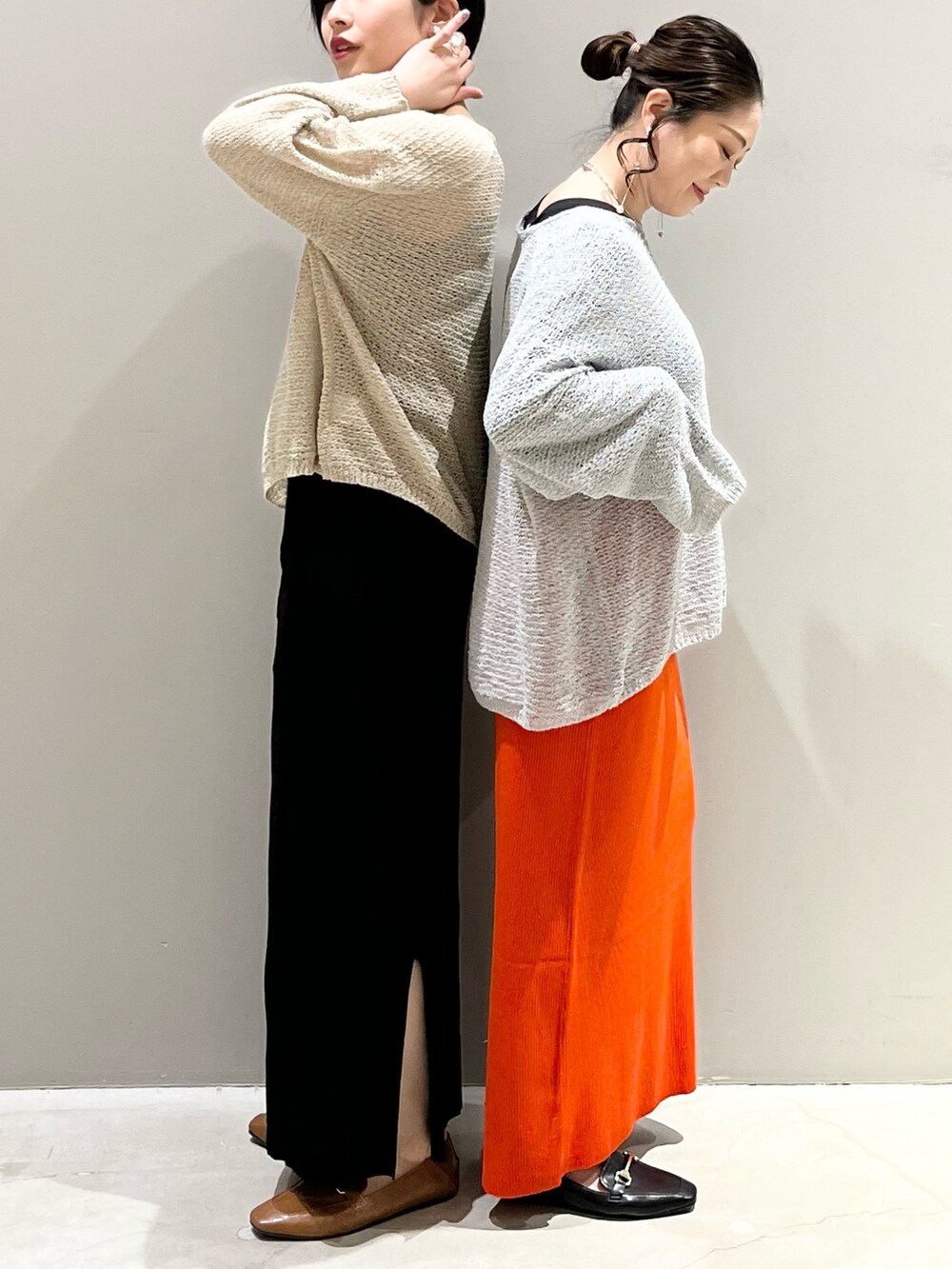 「LEPSIM、レプシィム(LEPSIM)、ニット、シアーニット、メッシュ、メッシュニット、ニットスカート、ローファー、春服みてみて、春コーデ、ベージュ、スリットスカート、オレンジ、きれいめカジュアル、大人カジュアル」|「LEPSIMの5ゲージメッシュプルオーバー 191384(ニット/セーター、グレー系)」を使った、エムアイさん(レディース・162cm)の春コーディネートの2枚目の写真