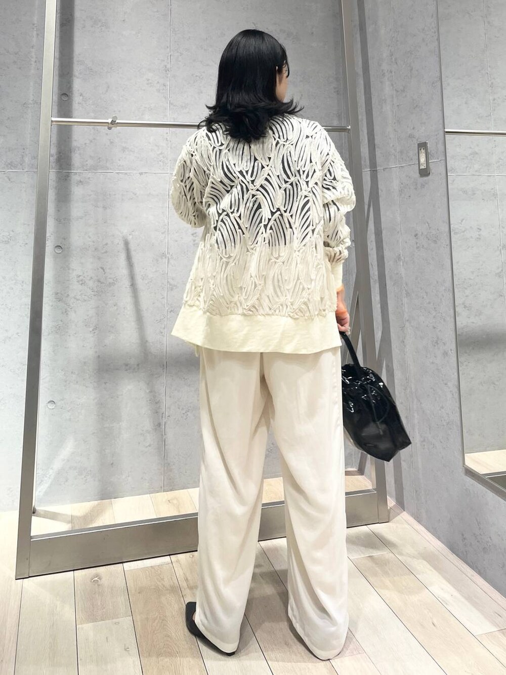 ブラック系のTシャツ/カットソー、ブラック系のパンプス、ホワイト系のその他パンツを着用したレディースの春コーディネートの5枚目の写真