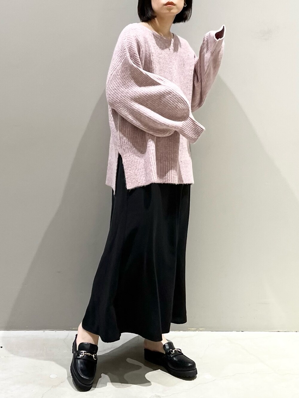 「LEPSIM、レプシィム(LEPSIM)、ニット、バックオープン、ピンク、キャミワンピ、ワンピース、春色、春コーデ、春カラー、レイヤードスタイル、シンプルコーデ、きれいめカジュアル、ローファー、ミュール」｜「LEPSIMのメランジデザインニット　162457（ニット/セーター、ピンク系）」を使った、エムアイさん（レディース・162cm）の冬コーディネートの2枚目の写真