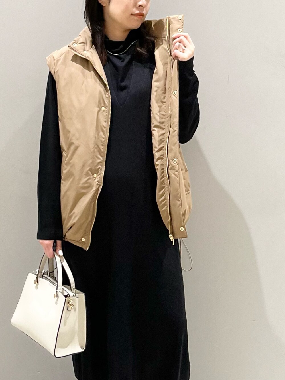 「LEPSIM、レプシィム(LEPSIM)、ベスト、ダウンベスト、ニット、ニットワンピース、レイヤードスタイル、ロングワンピース、ロングブーツ、レザー、ショルダーバッグ、きれいめカジュアル、秋冬コーデ、冬コーデ、タートルネック」｜「LEPSIMのライト厚底ロングブーツ　344210（ブーツ、ブラウン系）」を使った、エムアイさん（レディース・162cm）の秋コーディネートの5枚目の写真