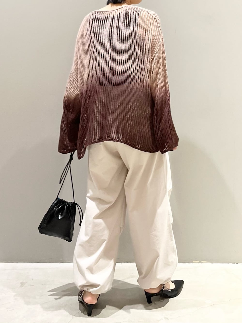 「LEPSIM、レプシィム(LEPSIM)、グラデーション、メッシュ、メッシュニット、秋コーデ、パラシュートパンツ、カーゴパンツ、ミリタリー、サンダル、ストリート、ショルダーバッグ、秋服準備はじめました、ブラウン、ミニバッグ」｜「LEPSIMの5ゲージグラデメッシュプルオーバー　906180（ニット/セーター、ブラウン系）」を使った、エムアイさん（レディース・162cm）の夏コーディネートの5枚目の写真