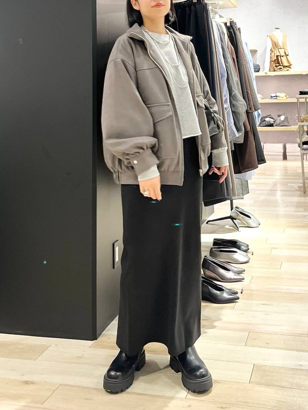 ブラック系のスカート、ブラック系のスカート、ブラック系のボストンバッグを着用したレディースの秋コーディネートの5枚目の写真