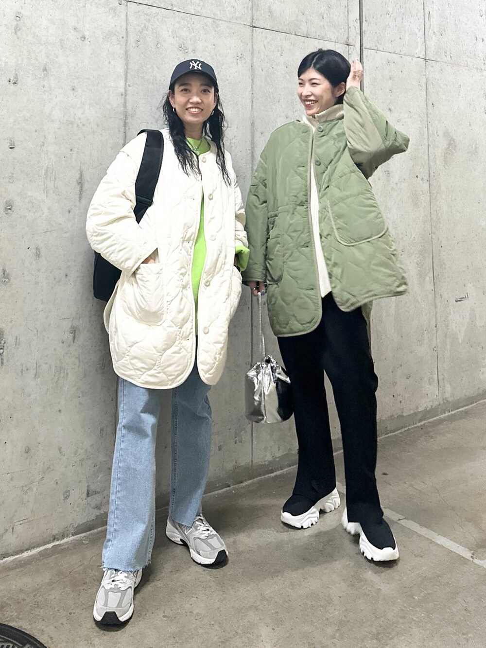 ブラック系のその他パンツ、ブラック系のその他アウター、グリーン系のその他アウターを着用したレディースの冬コーディネートの4枚目の写真