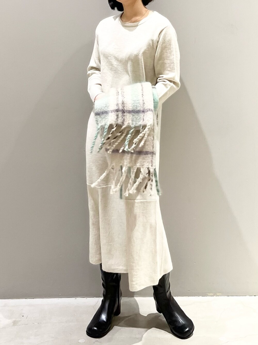 ブラック系のブーツ、ベージュ系のワンピース、ベージュ系のストール/ショールを着用したレディースの冬コーディネートの4枚目の写真