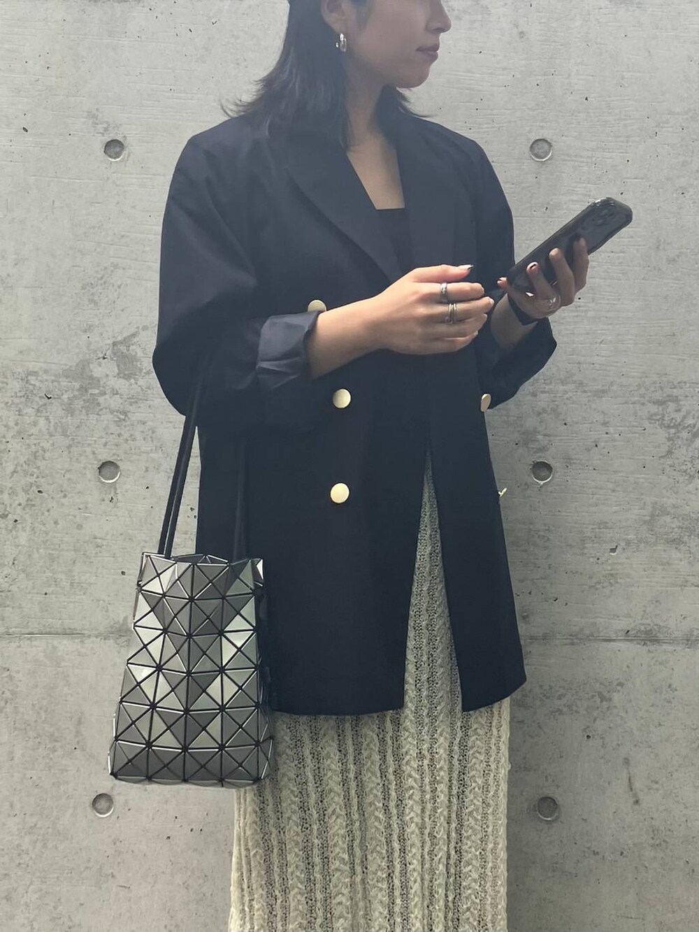 ブルー系のテーラードジャケット、ブラック系のバレエシューズ、ブラック系のデニムパンツを着用したレディースの秋コーディネートの6枚目の写真