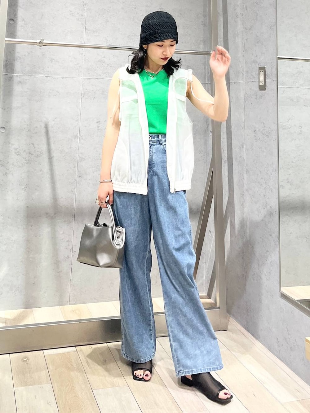 「女子会、サンダル、タンクトップ、デニムパンツ、カジュアル、モード、ベーシック/シンプル、デート/ロマンティック、楽ちんコーデ、春コーデ、きれいめカジュアル_LEPSIM、LEPSIM、おでかけ、シンプルコーデ、春色」｜「LEPSIMの14ゲージサイドスリットノースリーブ　243179（その他トップス、グリーン系）」を使った、エムアイさん（レディース・162cm）の春コーディネートの2枚目の写真
