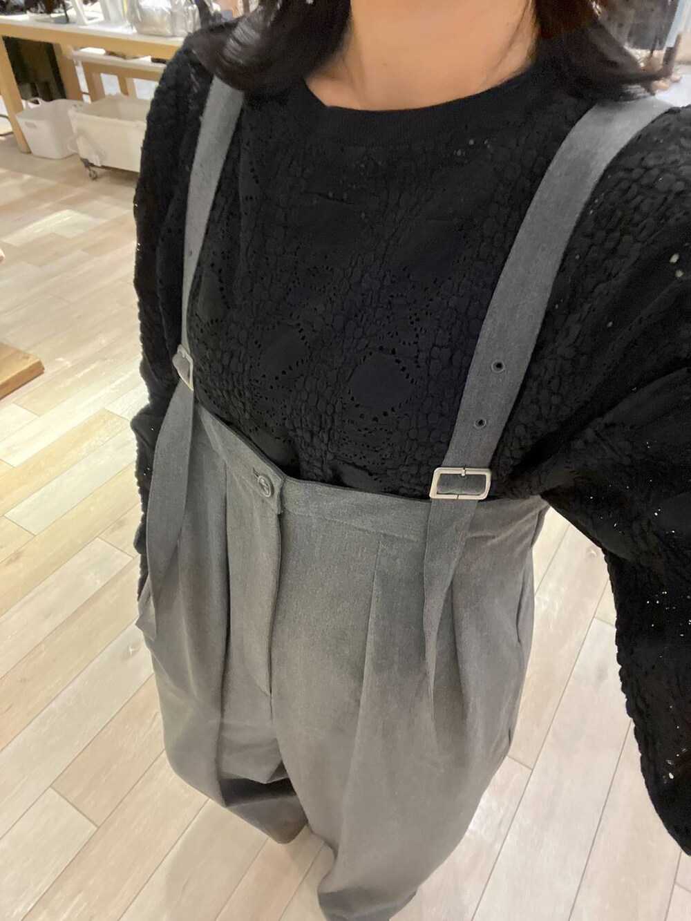 ホワイト系のショルダーバッグ、ブラック系のTシャツ/カットソー、ブラック系のローファーを着用したレディースの秋コーディネートの9枚目の写真