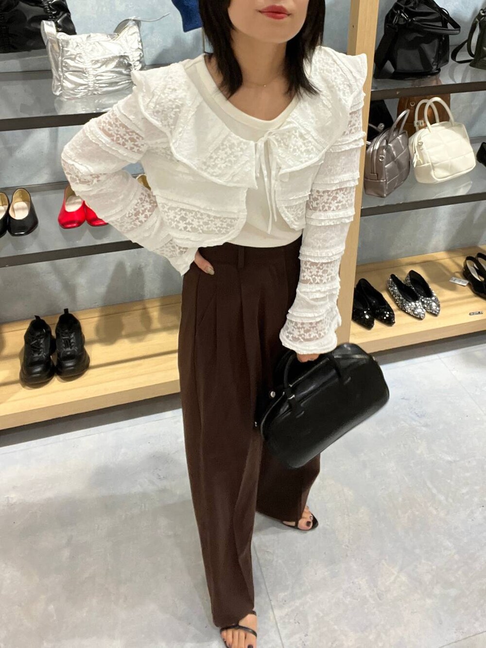 ブラック系のボストンバッグ、その他のバレエシューズ、ホワイト系のタンクトップを着用したレディースの秋コーディネートの6枚目の写真