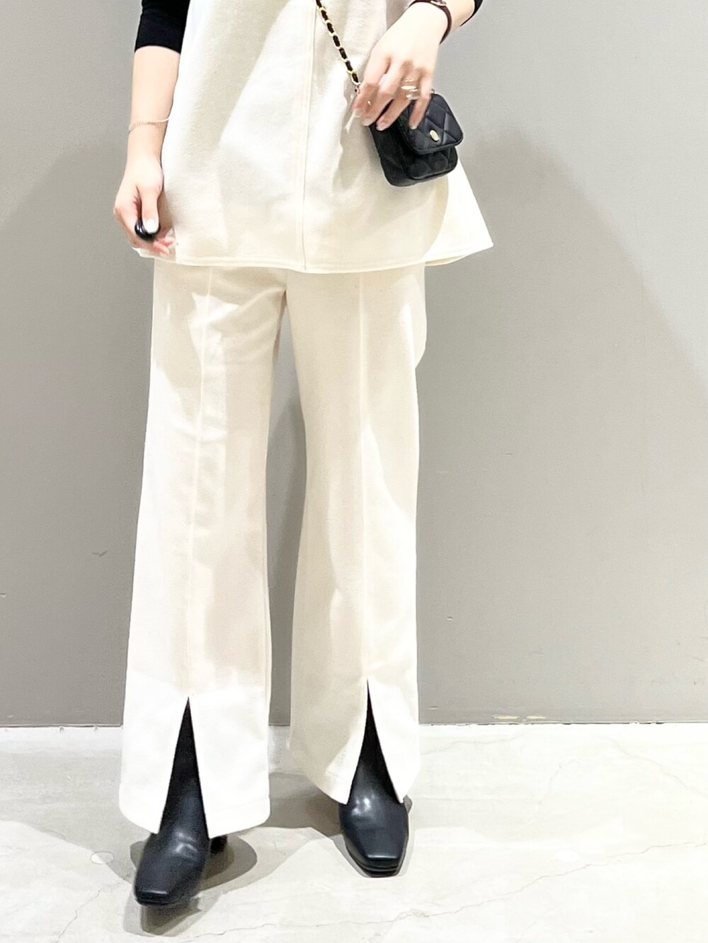 ブラック系のバッグ、その他のトップス、ブラック系のワンピース/ドレスを着用したレディースの秋コーディネートの5枚目の写真