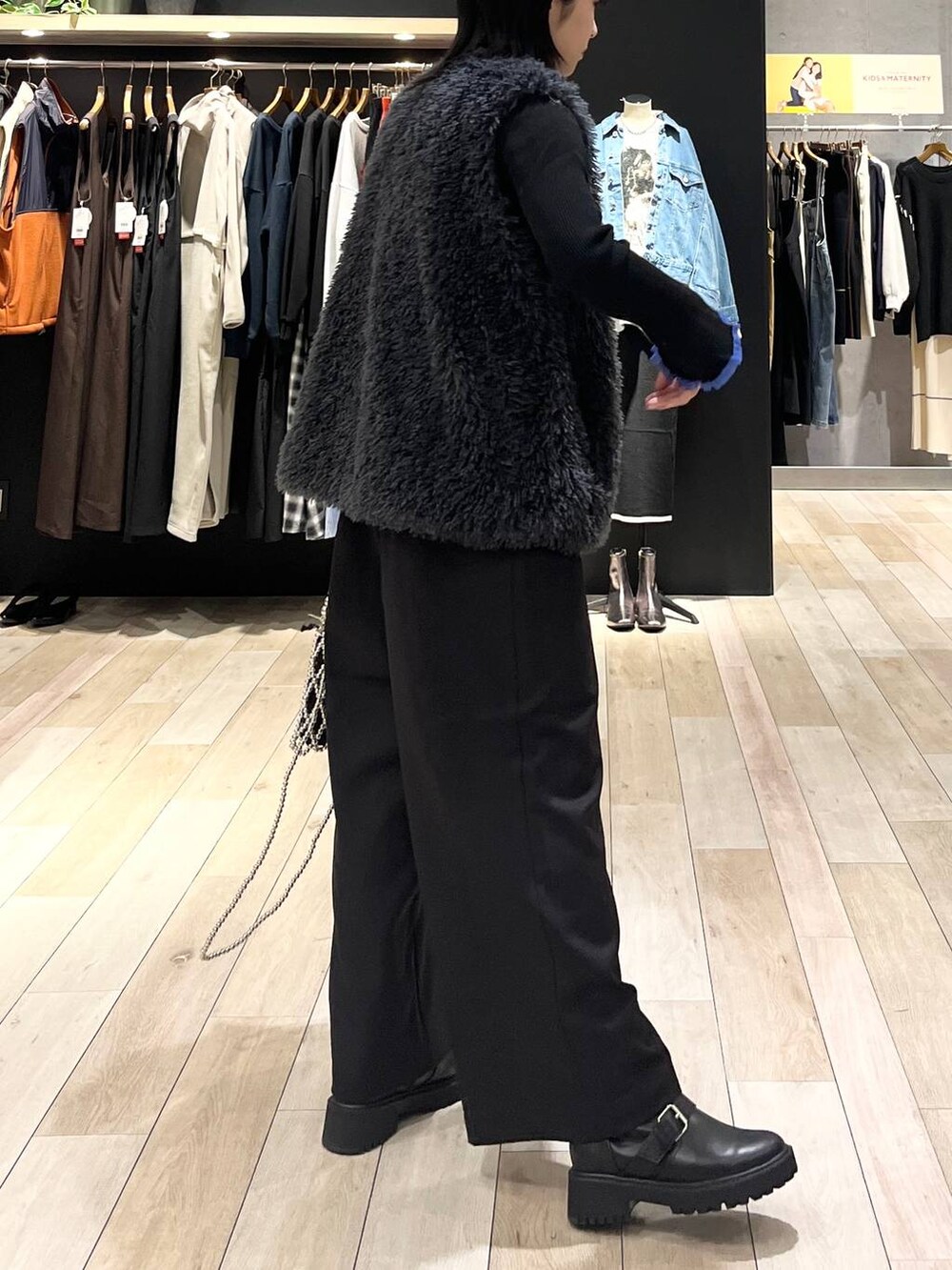 ブラック系のその他パンツ、ブラック系のブーツ、ブラック系のニット/セーターを着用したレディースの秋コーディネートの3枚目の写真