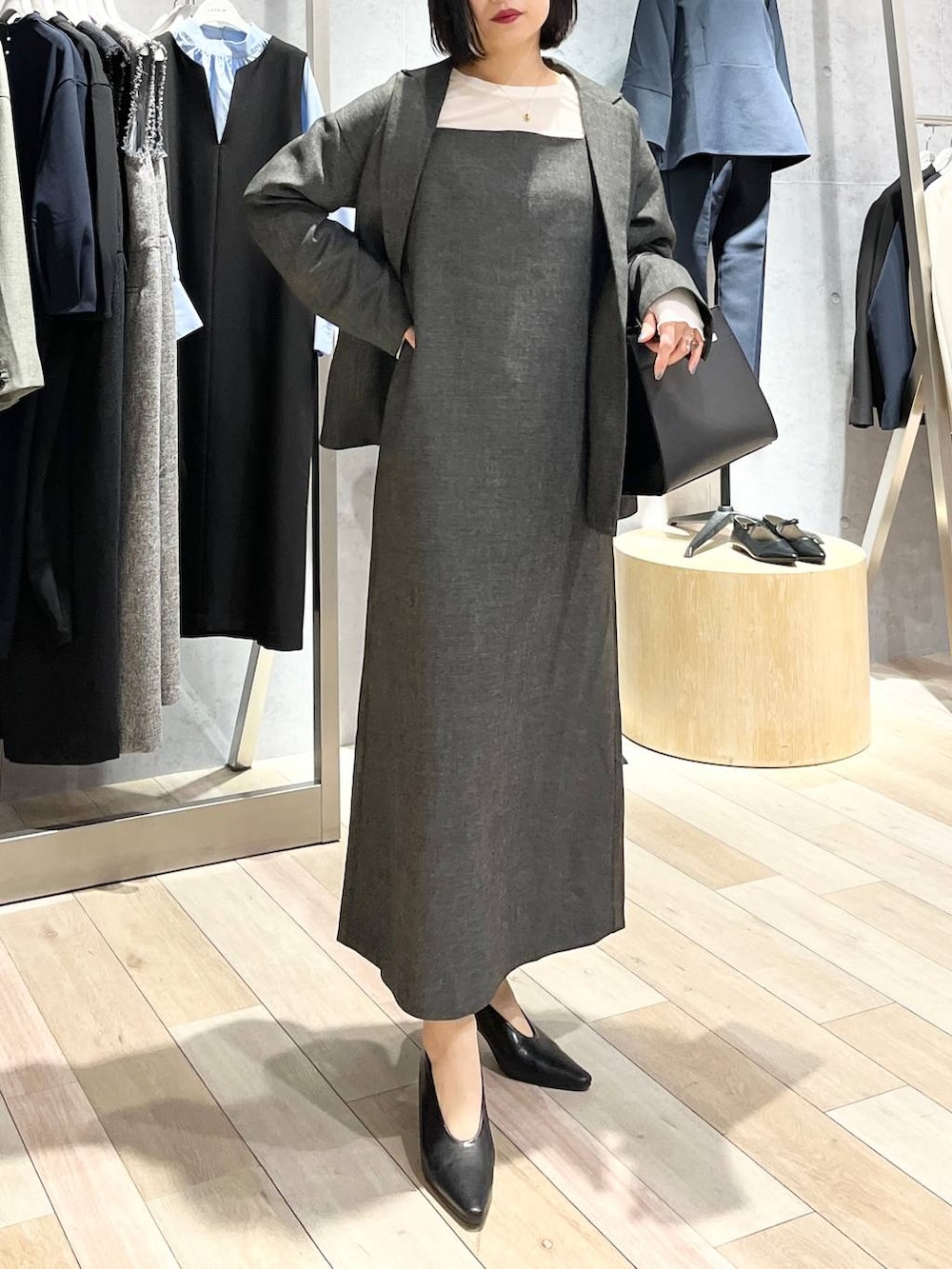 ホワイト系のTシャツ/カットソー、ブラック系のパンプス、ブラック系のショルダーバッグを着用したレディースの冬コーディネートの2枚目の写真