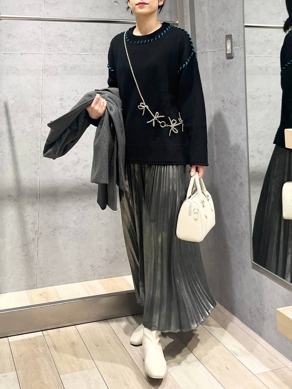 「カジュアル、モード、ベーシック/シンプル、デート/ロマンティック、楽ちんコーデ、冬コーデ、女子会、きれいめカジュアル_LEPSIM、LEPSIM、おでかけ、シンプルコーデ、春色、モノトーン、アウター、セールコーデ」｜「LEPSIMのマルチWAYスマホストラップ　110335（スマホグッズ、シルバー系）」を使った、エムアイさん（レディース・162cm）の冬コーディネートの5枚目の写真