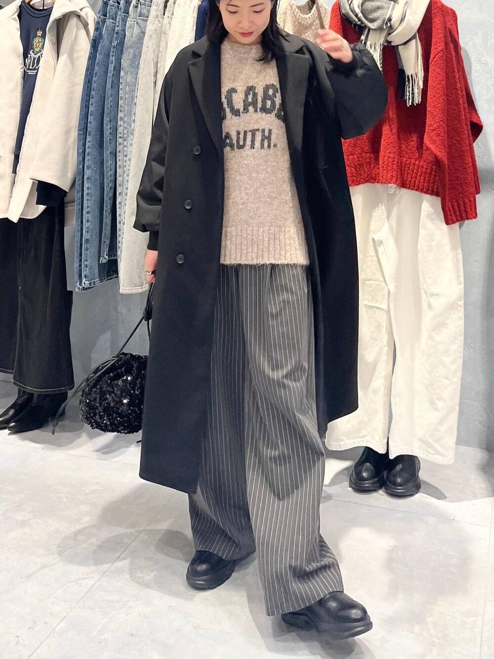 「カジュアル、モード、ベーシック/シンプル、デート/ロマンティック、楽ちんコーデ、女子会、きれいめカジュアル_LEPSIM、LEPSIM、おでかけ、シンプルコーデ、秋コーデ、秋冬新作、冬コーデ、冬アウター、アウター」｜「LEPSIMのアソートミニ巾着　132579（ショルダーバッグ、ブラック系）」を使った、エムアイさん（レディース・162cm）の冬コーディネートの5枚目の写真