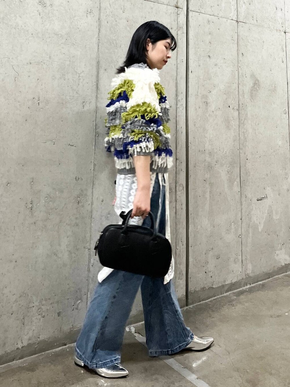 ホワイト系のスカート、シルバー系のその他シューズ、ブラック系のボストンバッグを着用したレディースの秋コーディネートの7枚目の写真