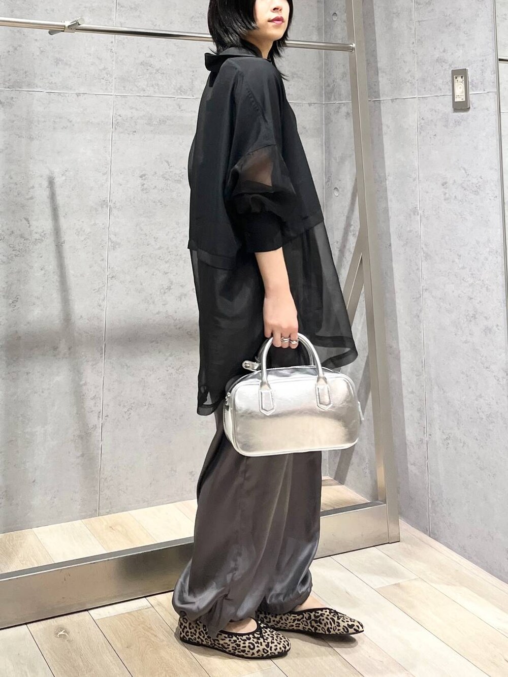 グレー系のその他パンツ、シルバー系のボストンバッグ、その他のバレエシューズを着用したレディースの秋コーディネートの2枚目の写真