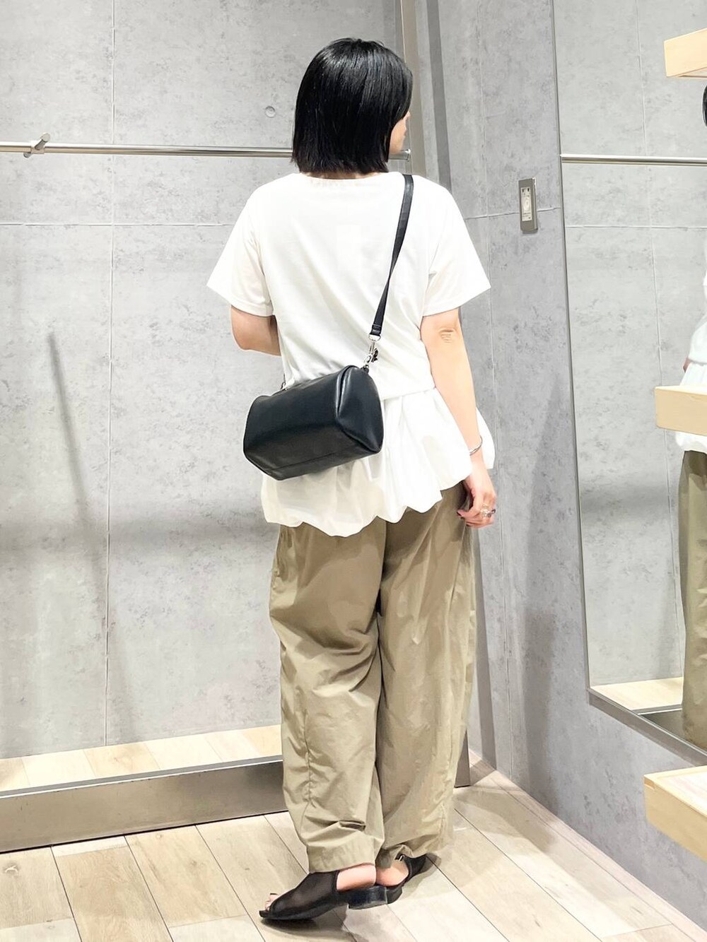 ブラック系のサンダル、ブラック系のショルダーバッグ、ブラウン系のその他パンツを着用したレディースの夏コーディネートの4枚目の写真