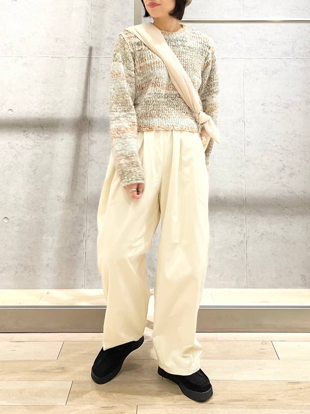 「楽ちんコーデ、LEPSIM、ニット、ワイドパンツ、ショルダーバッグ、ローファー、キャップ、フライトキャップ、バルーンパンツ、モカシン、ショート丈トップス、冬コーデ、シンプルコーデ、淡色コーデ、きれいめカジュアル」｜「LEPSIMのモカシン　969892（モカシン/デッキシューズ、ブラック系）」を使った、エムアイさん（レディース・162cm）の秋コーディネートの8枚目の写真