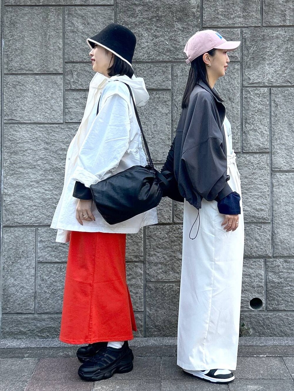 ブラック系のショルダーバッグ、ブラック系のトートバッグ、ブラック系のTシャツ/カットソーを着用したレディースの春コーディネートの3枚目の写真