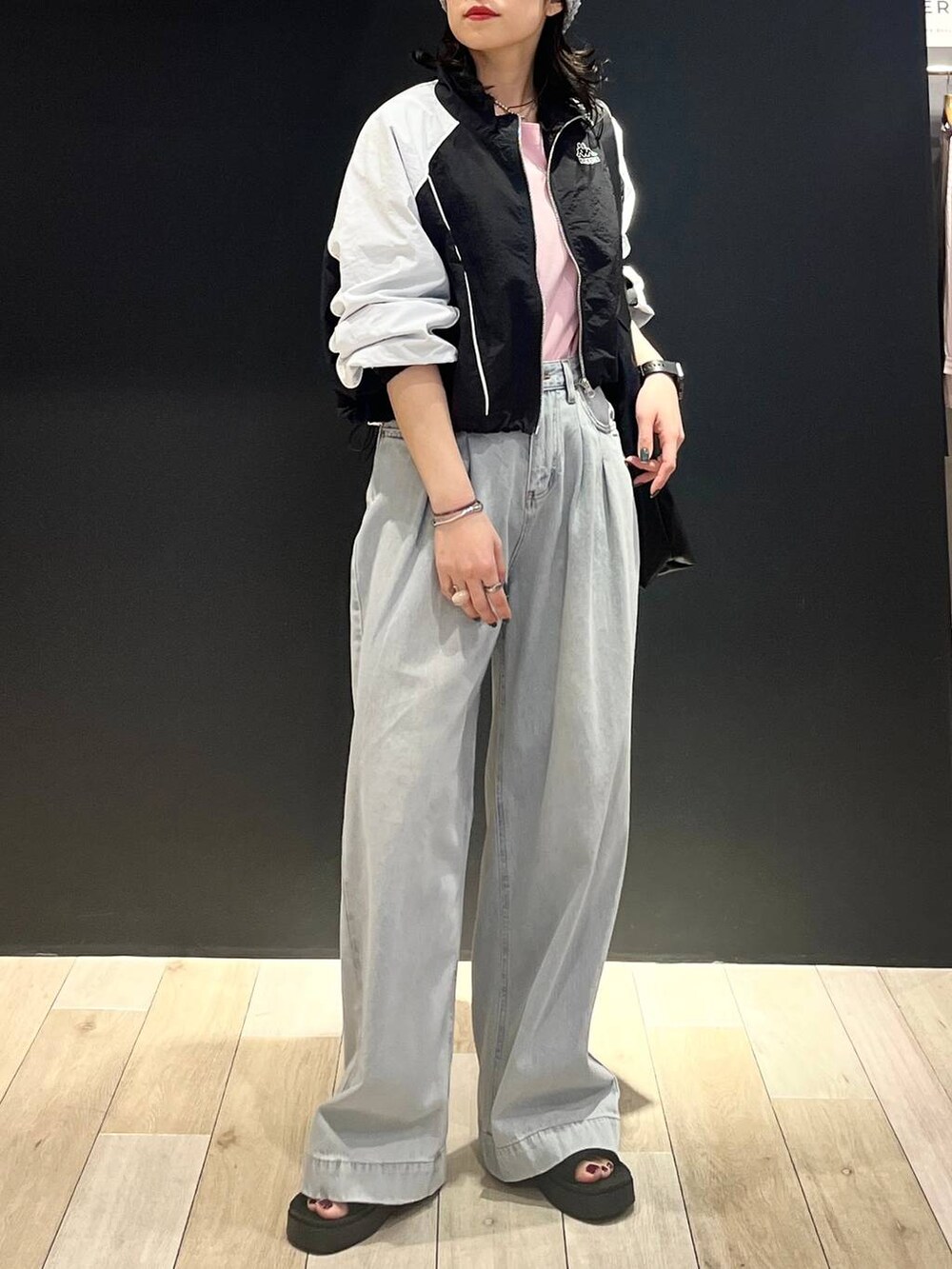 ピンク系のTシャツ/カットソー、ブラック系のトートバッグ、ブラック系のサンダルを着用したレディースの春コーディネートの7枚目の写真