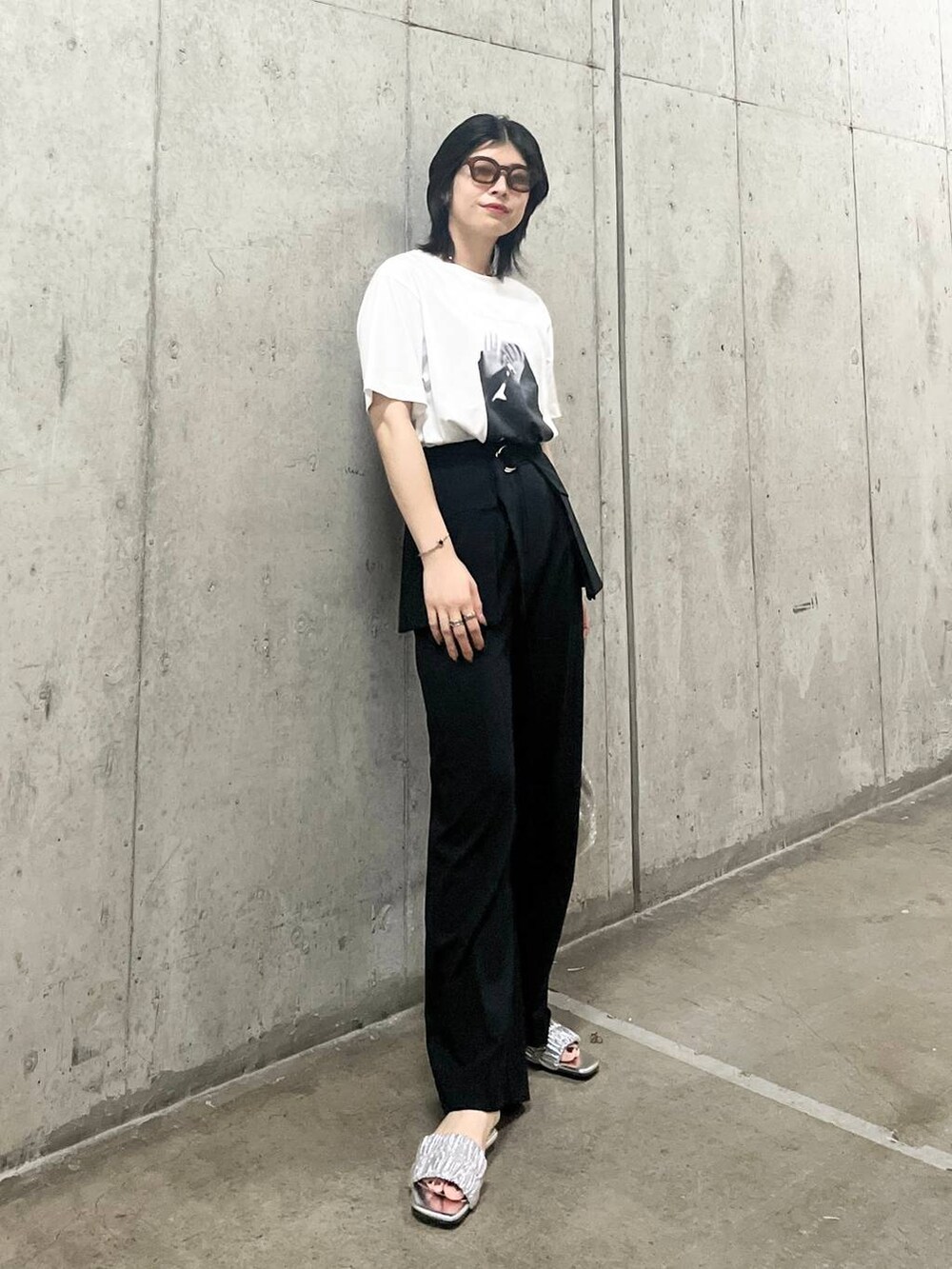 シルバー系のショルダーバッグ、ブラック系のその他パンツ、ホワイト系のTシャツ/カットソーを着用したレディースの夏コーディネートの2枚目の写真