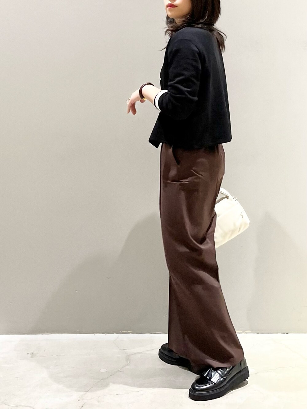 「LEPSIM、レプシィム(LEPSIM)、シンプルコーデ、厚底シューズ、きれいめカジュアル、秋冬コーデ、カーディガン、ボーダー、ボンディング、プチプラ、秋コーデ、ハンドバッグ、ハタラクパンツ、ブラウン、ローファー」｜「LEPSIMの【6つの嬉しい機能付き】ハタラク7DAYSストレートパンツ 2022冬　281814（スラックス、ブラウン系）」を使った、エムアイさん（レディース・162cm）の秋コーディネートの5枚目の写真