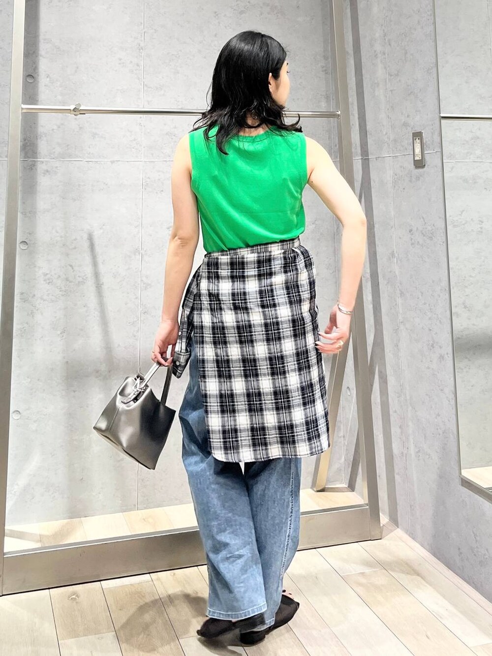 「カジュアル、モード、ベーシック/シンプル、デート/ロマンティック、楽ちんコーデ、春コーデ、女子会、きれいめカジュアル_LEPSIM、LEPSIM、おでかけ、シンプルコーデ、春色、夏コーデ、タンクトップ、ノースリーブ」｜「LEPSIMの14ゲージサイドスリットノースリーブ　243179（その他トップス、グリーン系）」を使った、エムアイさん（レディース・162cm）の春コーディネートの4枚目の写真