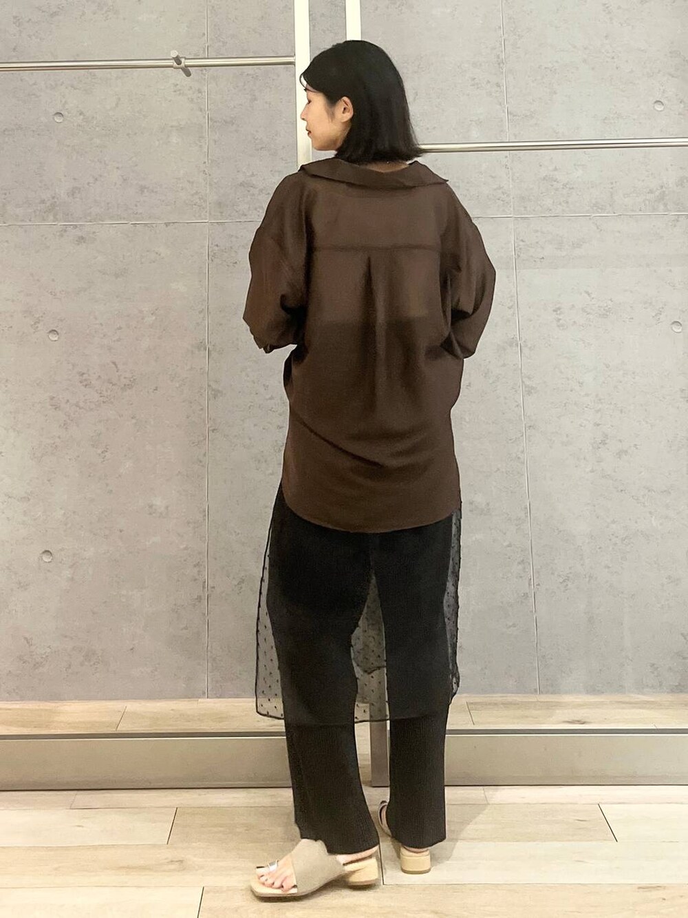 ホワイト系のタンクトップ、ブラック系のハンドバッグ、ブラック系のその他パンツを着用したレディースの夏コーディネートの5枚目の写真