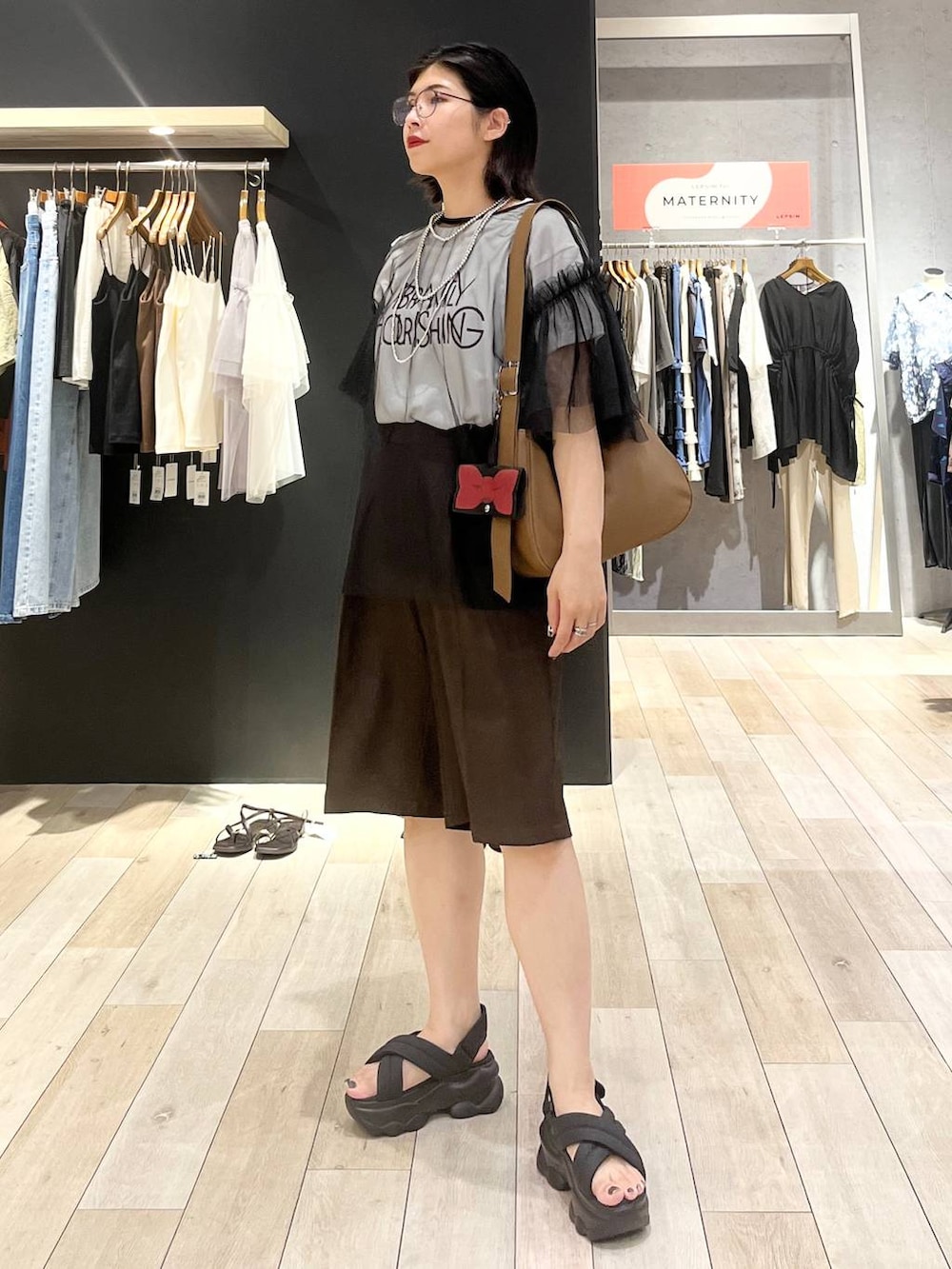 「カジュアル、モード、ハーフパンツ、厚底サンダル、ベーシック/シンプル、デート/ロマンティック、夏コーデ、女子会、バッグ、LEPSIM、サンダル、おでかけ、シンプルコーデ、メガネ、メガネ女子」｜「LEPSIMの3連ボールネックレス　287544（ネックレス、シルバー系）」を使った、エムアイさん（レディース・162cm）の夏コーディネートの4枚目の写真
