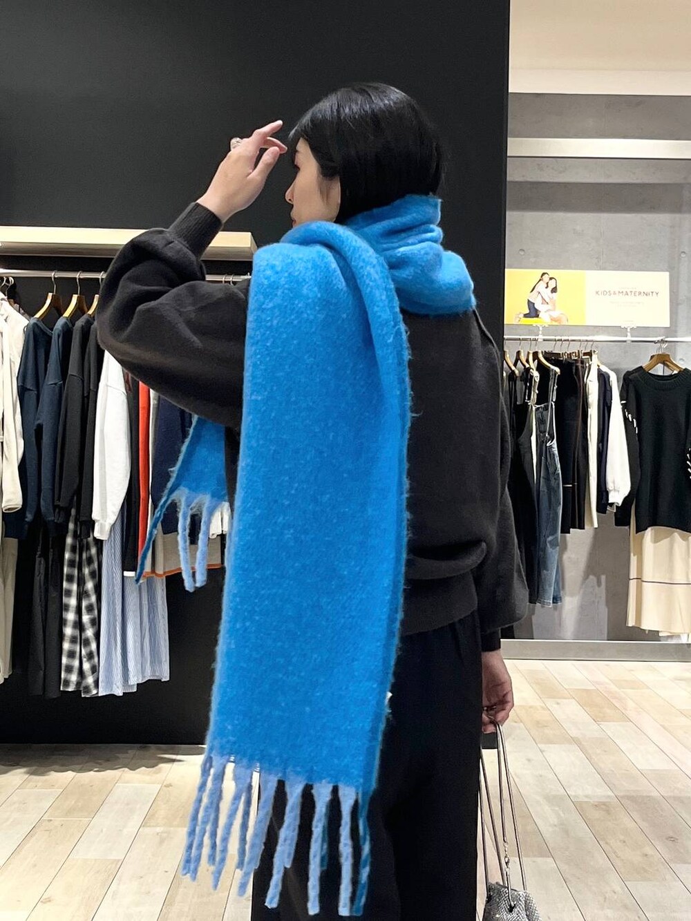 シルバー系のショルダーバッグ、グレー系のニット/セーター、ブラック系のその他パンツを着用したレディースの秋コーディネートの4枚目の写真