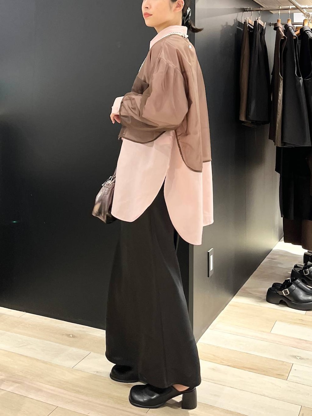 ブラック系のスカート、ピンク系のシャツ/ブラウス、ブラック系のその他シューズを着用したレディースの夏コーディネートの5枚目の写真