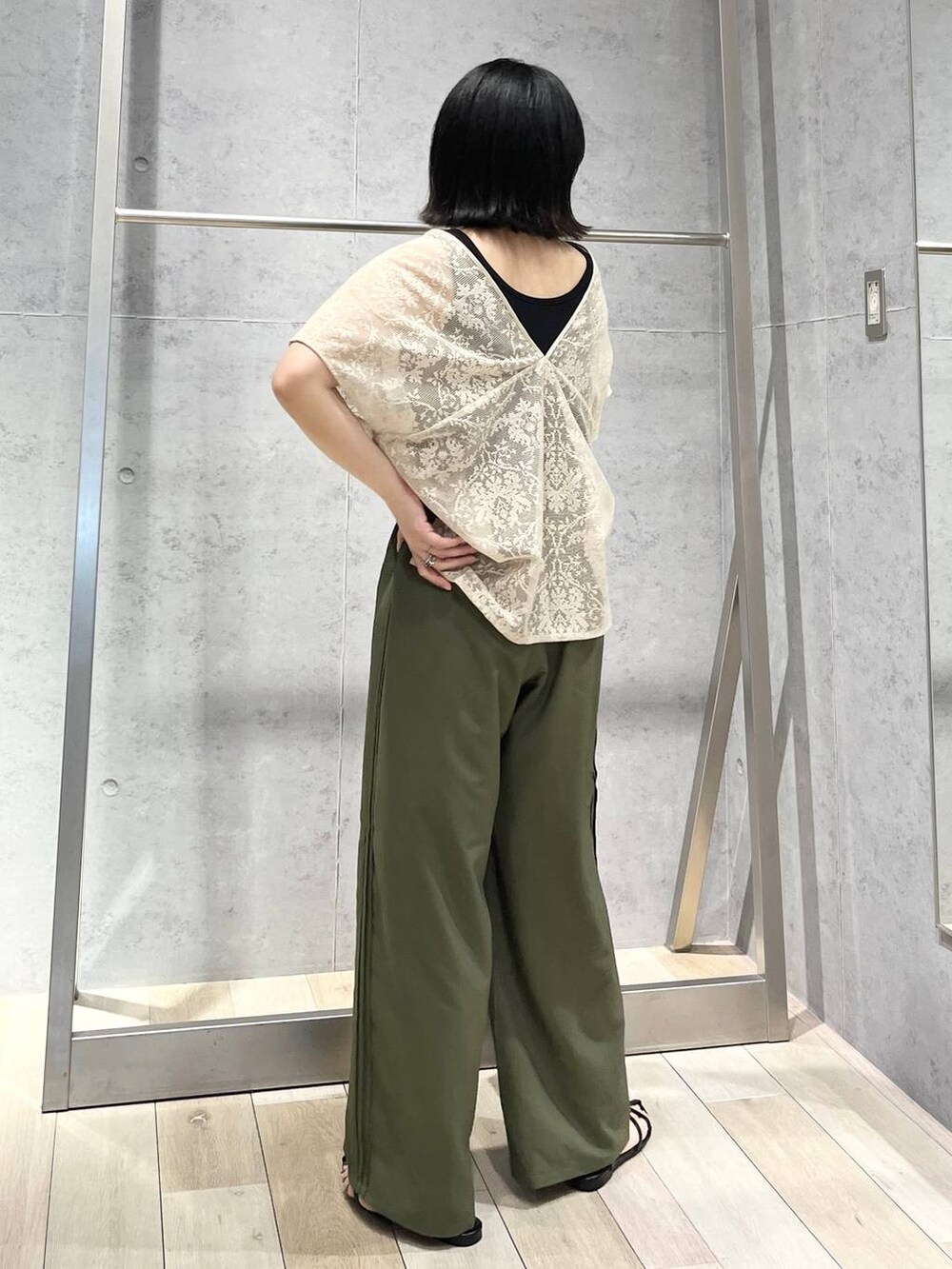 ブラック系のタンクトップ、ブラック系のサンダル、グリーン系のその他パンツを着用したレディースの夏コーディネートの7枚目の写真