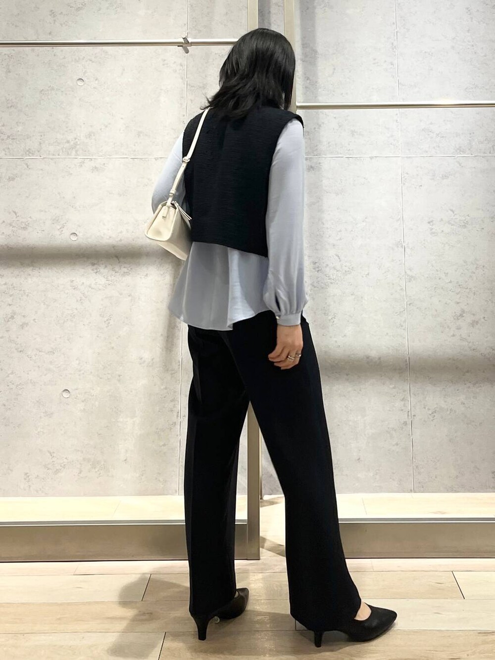 ブルー系のスーツパンツ、ブルー系のシャツ/ブラウス、ブルー系のその他アウターを着用したレディースの冬コーディネートの3枚目の写真