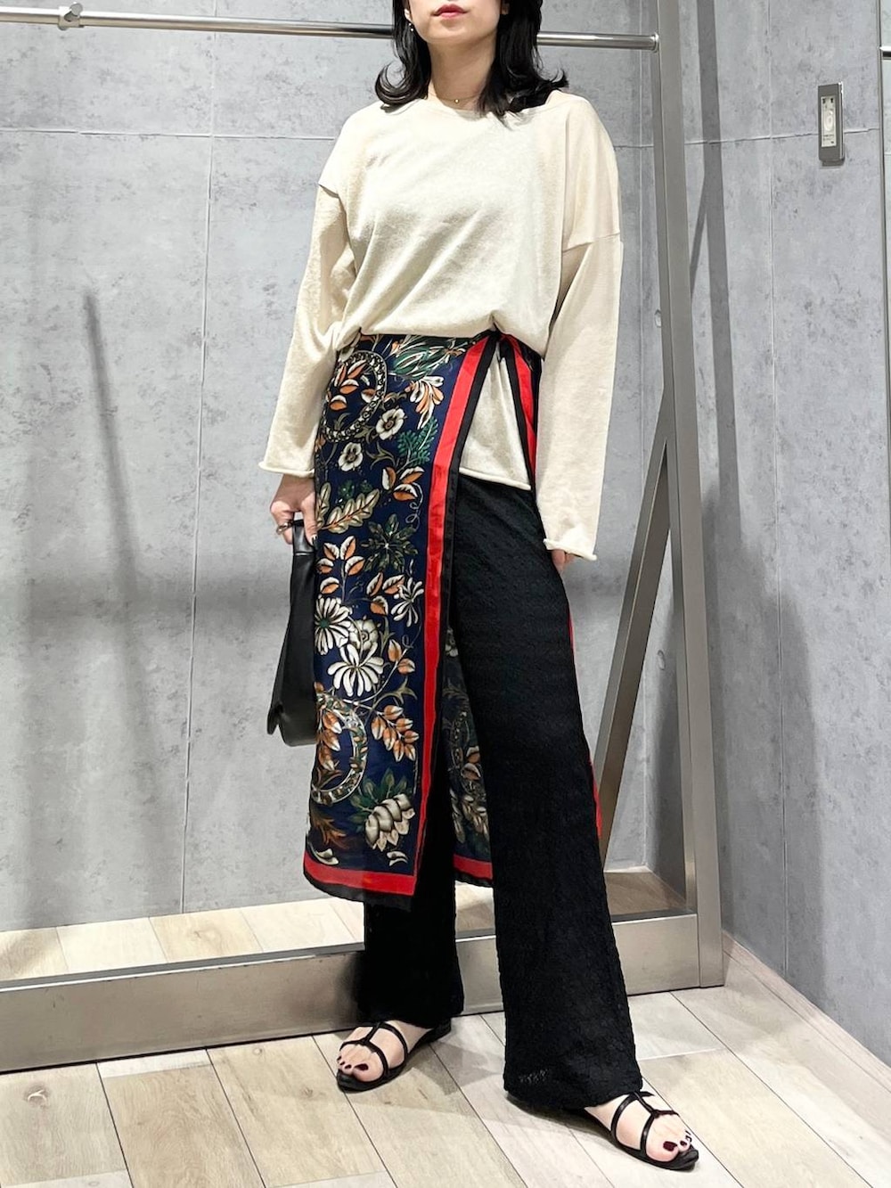 ブラック系のハンドバッグ、ベージュ系のニット/セーター、ブラック系のその他パンツを着用したレディースの春コーディネートの7枚目の写真