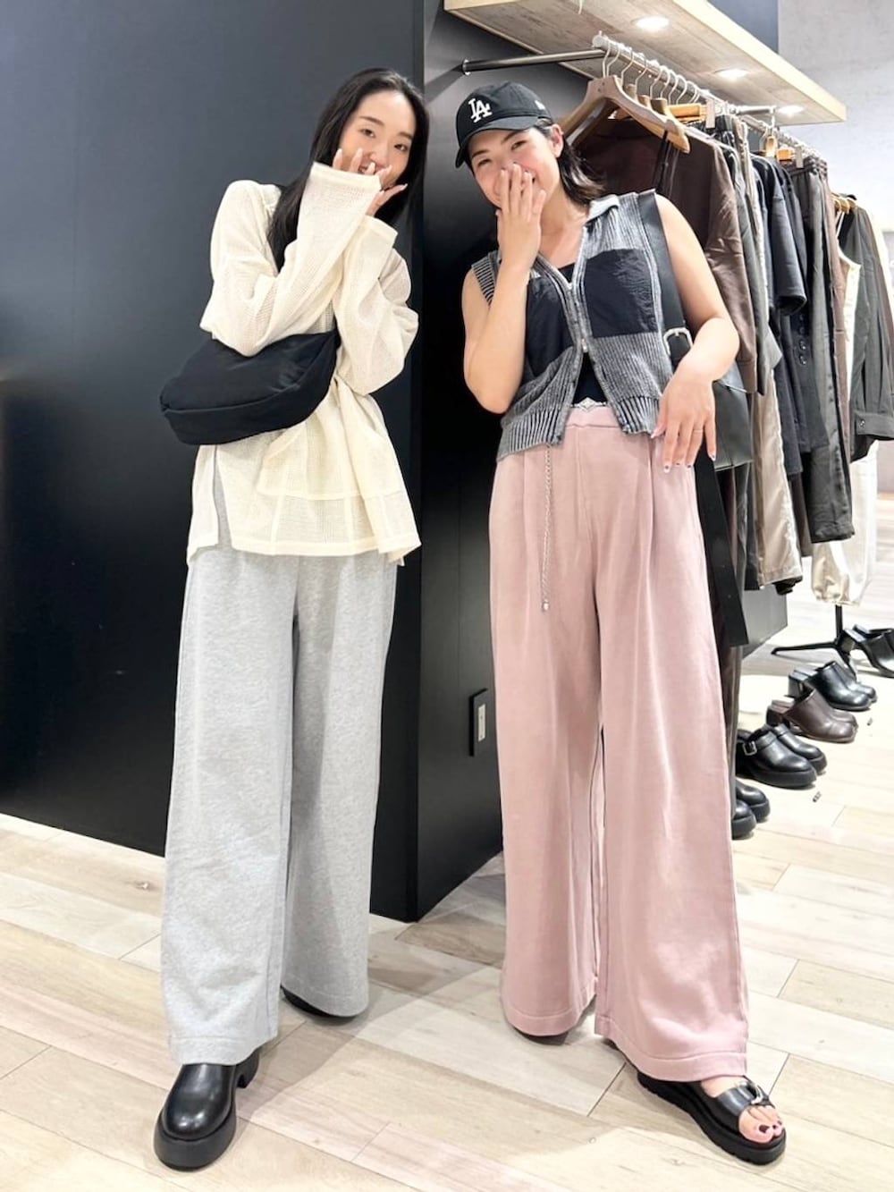 ブラック系のサンダル、ピンク系のスウェットパンツ、グレー系のスウェットパンツを着用したレディースの夏コーディネートの5枚目の写真