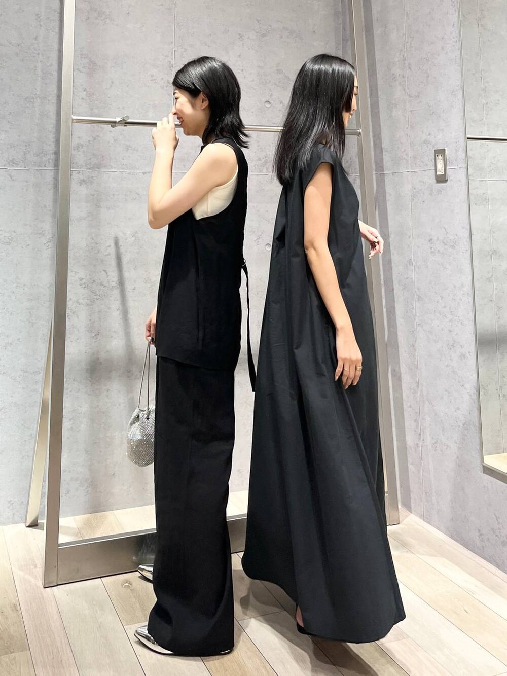 シルバー系のショルダーバッグ、ブラック系のサンダル、ブラック系のその他パンツを着用したレディースの夏コーディネートの3枚目の写真