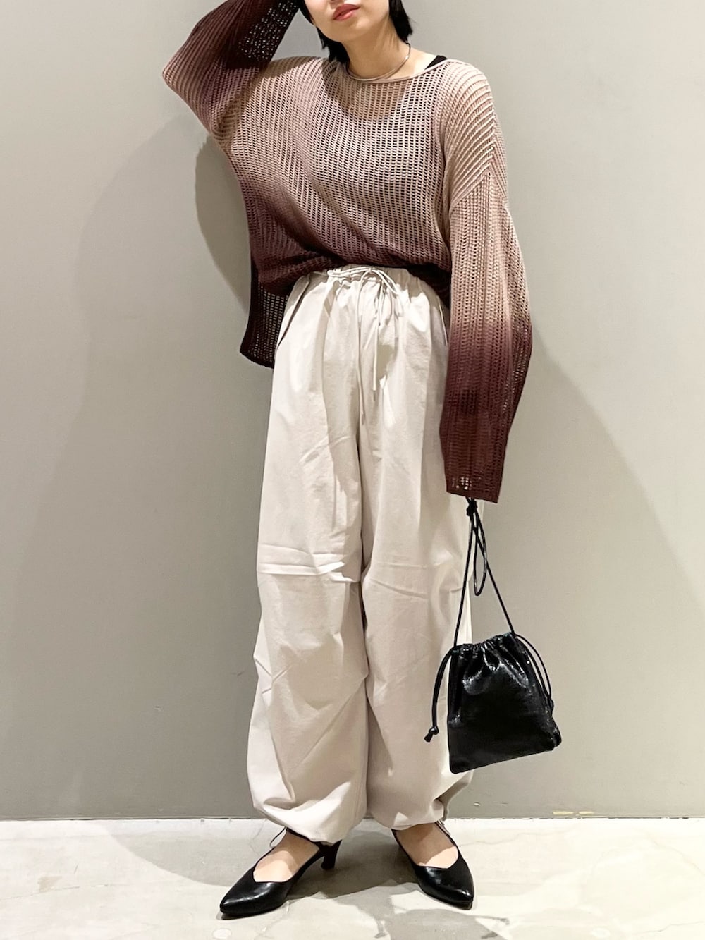 「LEPSIM、レプシィム(LEPSIM)、グラデーション、メッシュ、メッシュニット、秋コーデ、パラシュートパンツ、カーゴパンツ、ミリタリー、サンダル、ストリート、ショルダーバッグ、秋服準備はじめました、ブラウン、ミニバッグ」｜「LEPSIMの5ゲージグラデメッシュプルオーバー　906180（ニット/セーター、ブラウン系）」を使った、エムアイさん（レディース・162cm）の夏コーディネートの8枚目の写真