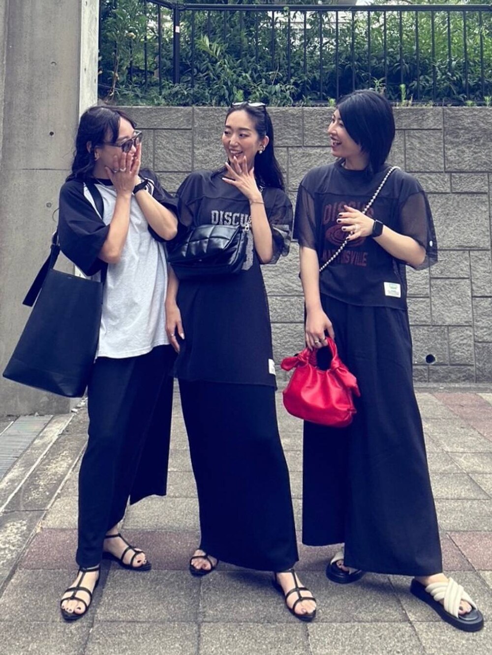 ブラック系のショルダーバッグ、ブラック系のサンダル、ブラック系のその他パンツを着用したレディースの夏コーディネートの3枚目の写真