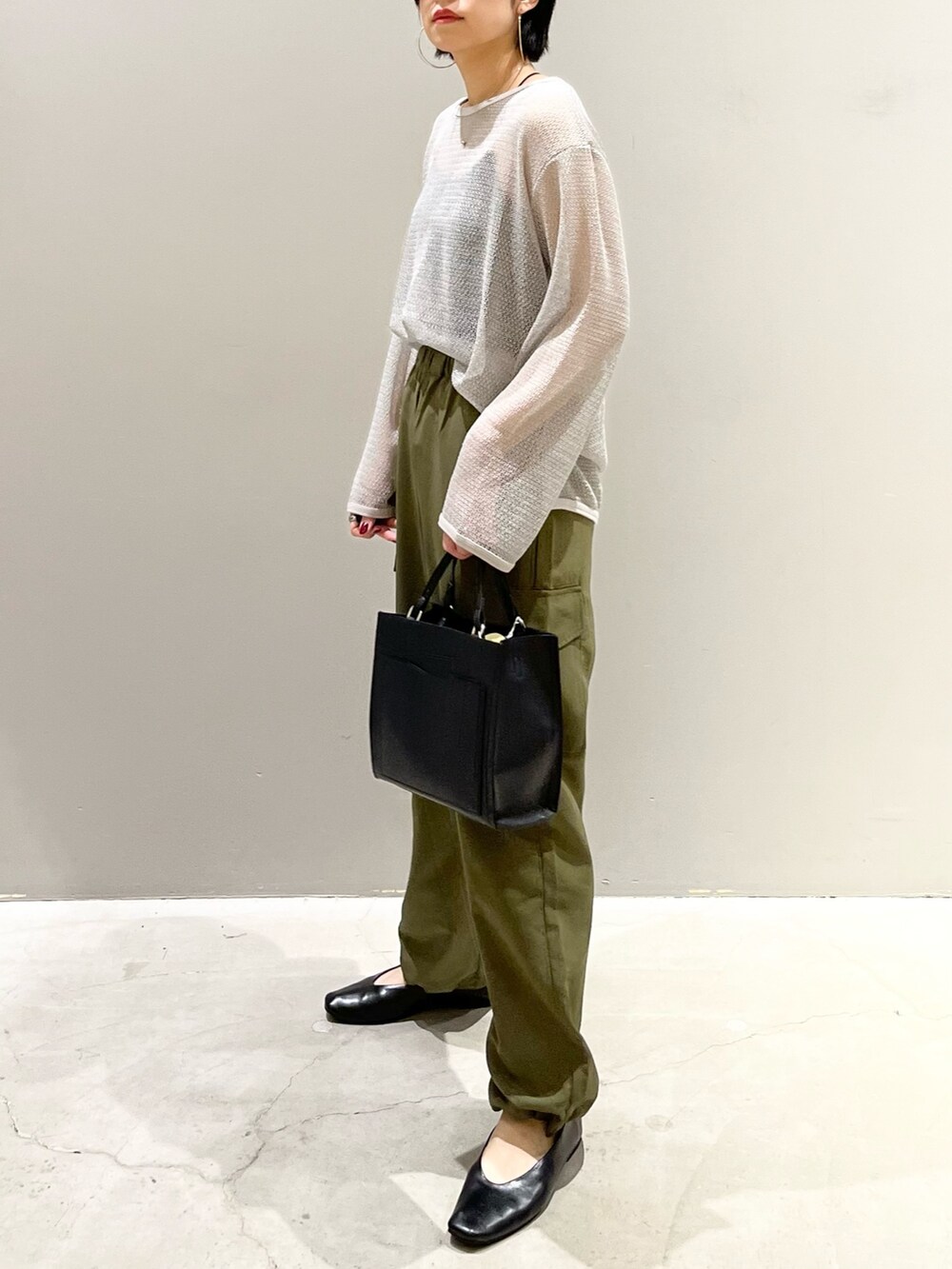 「LEPSIM、レプシィム(LEPSIM)、メッシュ、メッシュニット、ナイロンパンツ、カーゴパンツ、シアートップス、パンプス、ミリタリー、ショルダーバッグ、ハンドバッグ、キャミソール、きれいめカジュアル、シンプルコーデ、秋コーデ」｜「LEPSIMの4つの嬉しい機能付き！シアワセパンプス　295881（パンプス、ブラック系）」を使った、エムアイさん（レディース・162cm）の夏コーディネートの5枚目の写真