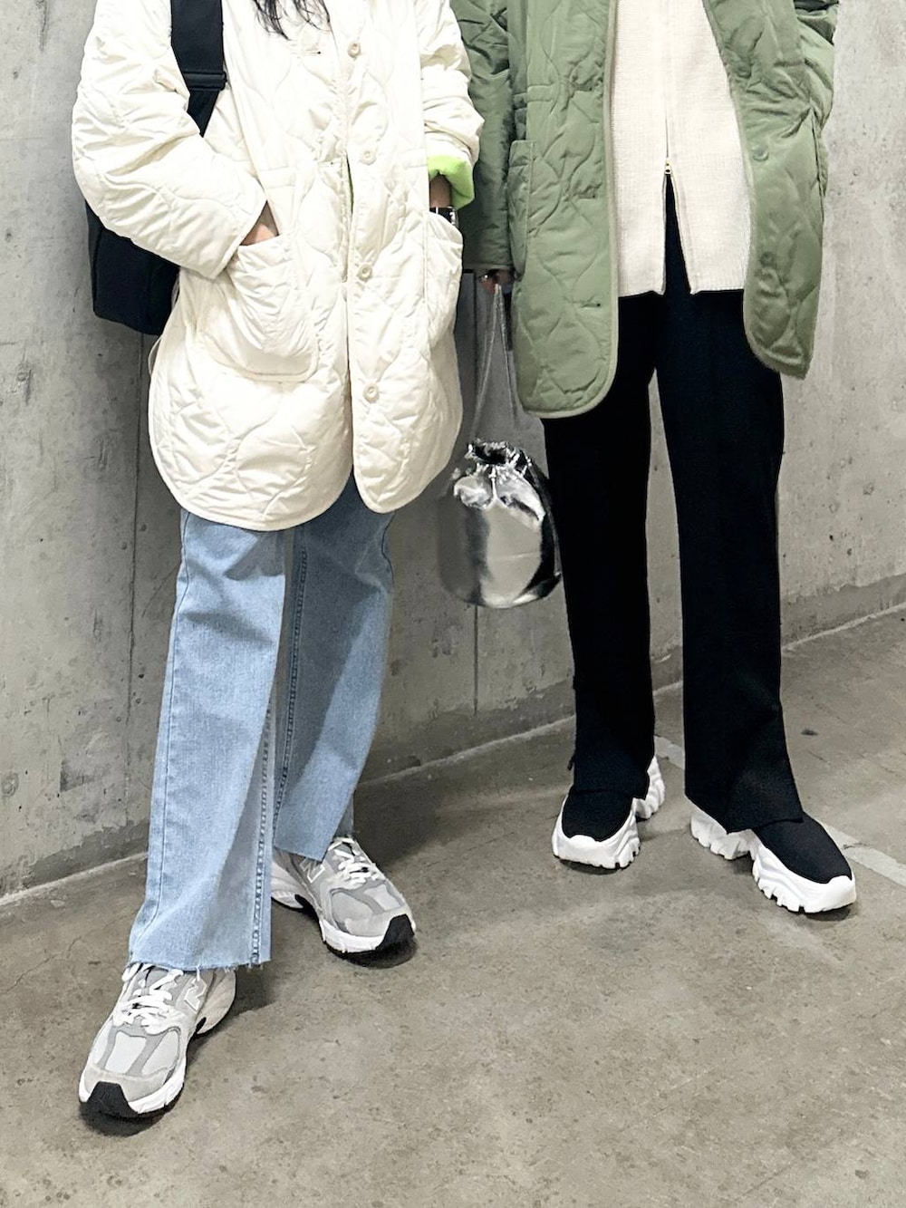 ブラック系のその他パンツ、ブラック系のその他アウター、グリーン系のその他アウターを着用したレディースの冬コーディネートの5枚目の写真