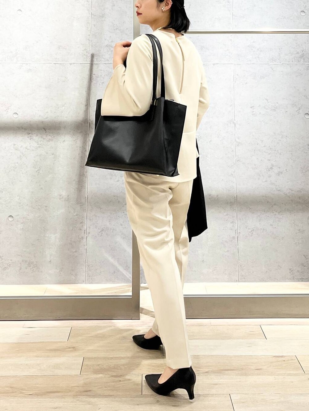 「LEPSIM、ブラウス、テーパードパンツ、入学式、卒業式、入園式、卒園式、セレモニー、オケージョン、セットアップ、プチプラ、冬アウター、シンプルコーデ、春色、オフィスカジュアル」|「LEPSIMの【入卒式/セレモニー】ツイルトレンチコート 102062(トレンチコート、ブラック系)」を使った、エムアイさん(レディース・162cm)の冬コーディネートの3枚目の写真
