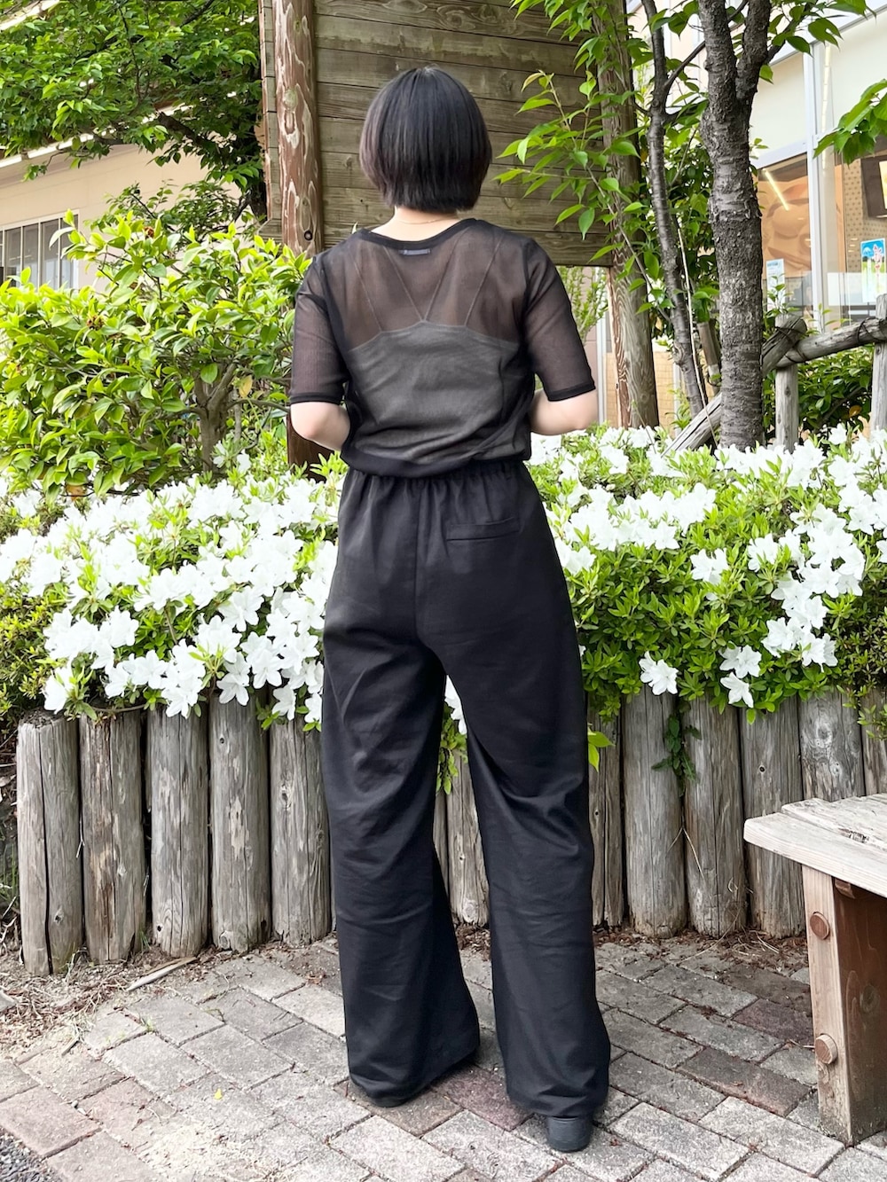 「LEPSIM、レプシィム(LEPSIM)、シアートップス、ワイドパンツ、オールブラック、ベンサン、厚底サンダル、厚底シューズ、初夏コーデ、夏コーデ、春夏コーデ、モード、モノトーン、シンプルコーデ、レイヤードスタイル」｜「BENCHの■■■別注【BENCH/ベンチ】 BENSAN-D SUEDE FRINGE CONCHO：サンダル（サンダル、ブラック系）」を使った、エムアイさん（レディース・162cm）の春コーディネートの5枚目の写真