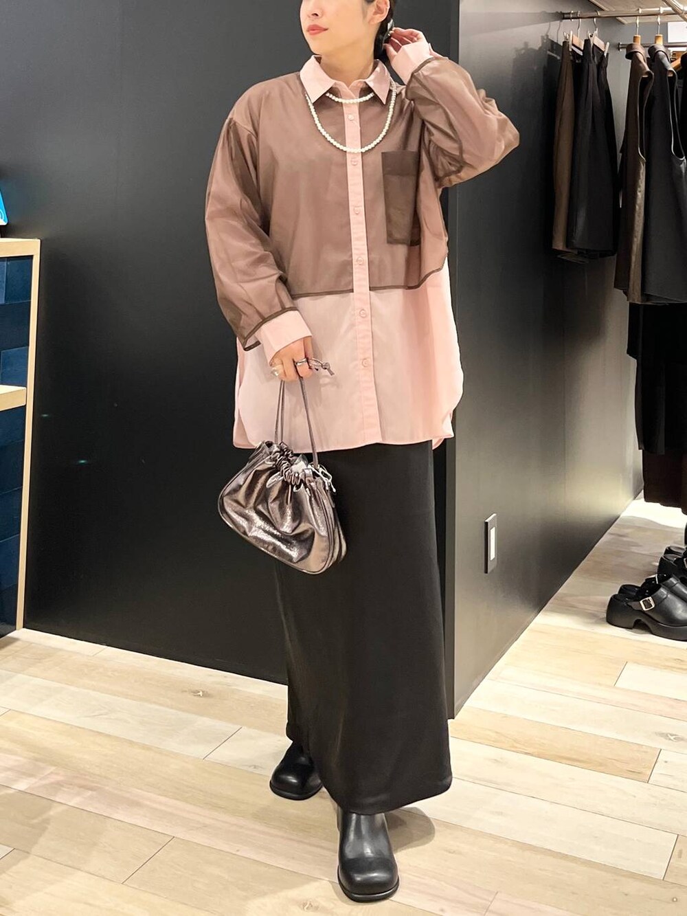 ブラック系のスカート、ピンク系のシャツ/ブラウス、ブラック系のその他シューズを着用したレディースの夏コーディネートの7枚目の写真