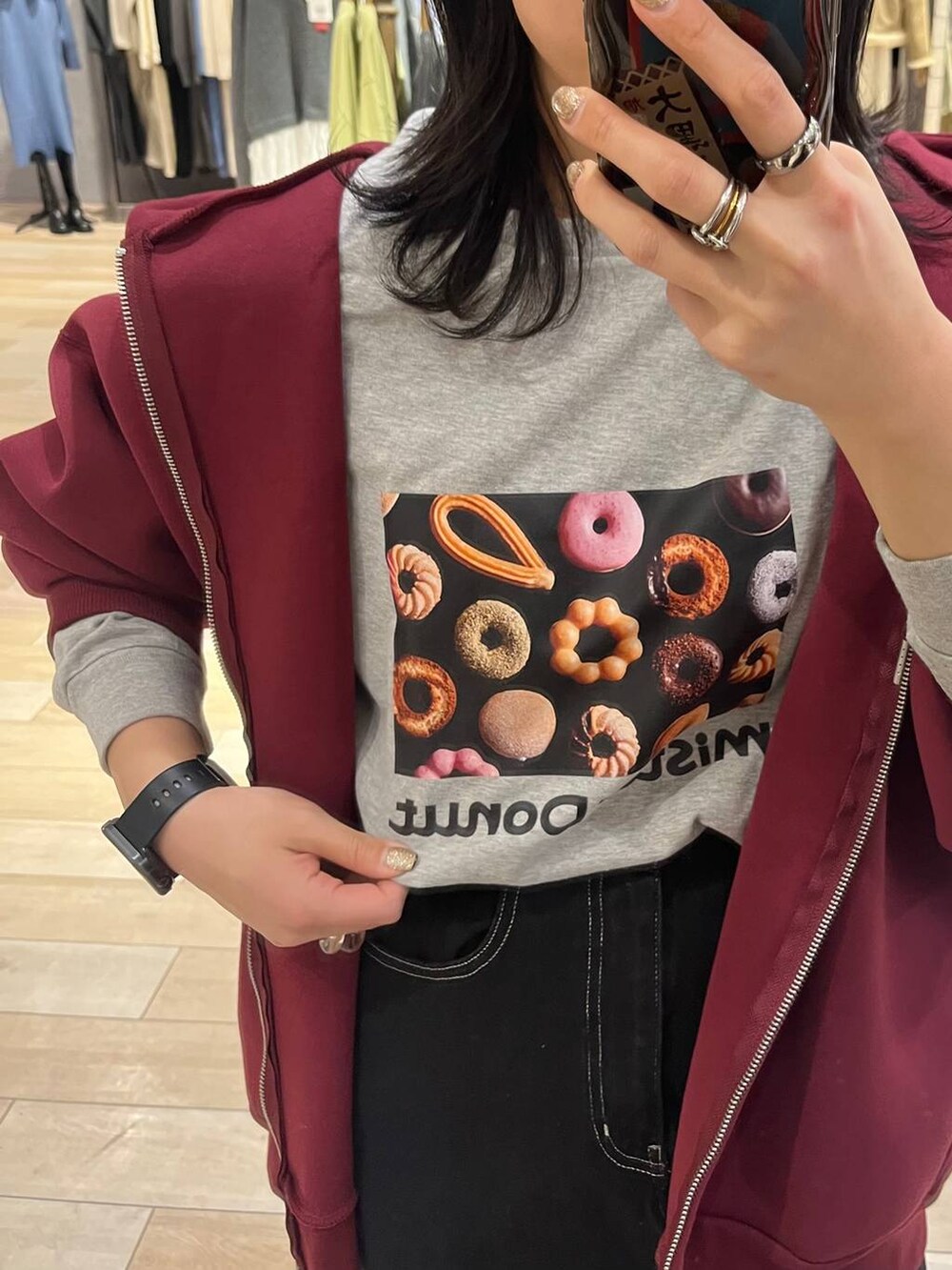 ホワイト系のショルダーバッグ、レッド系のパーカー、ブラック系のデニムスカートを着用したレディースの冬コーディネートの7枚目の写真