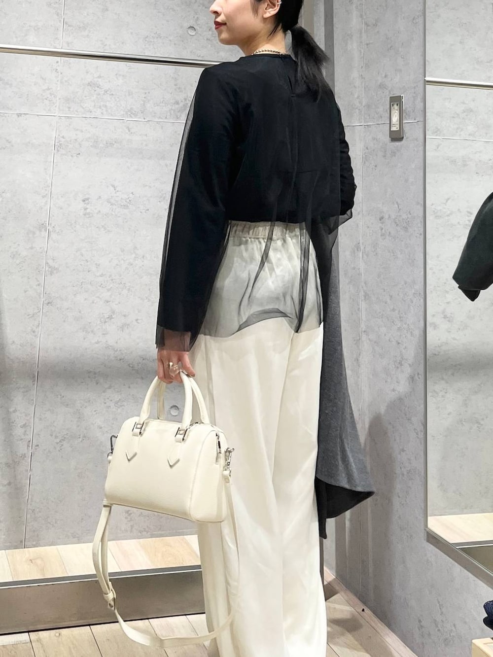 グレー系のその他アウター、ブラック系のTシャツ/カットソー、ブラック系のパンプスを着用したレディースの冬コーディネートの5枚目の写真