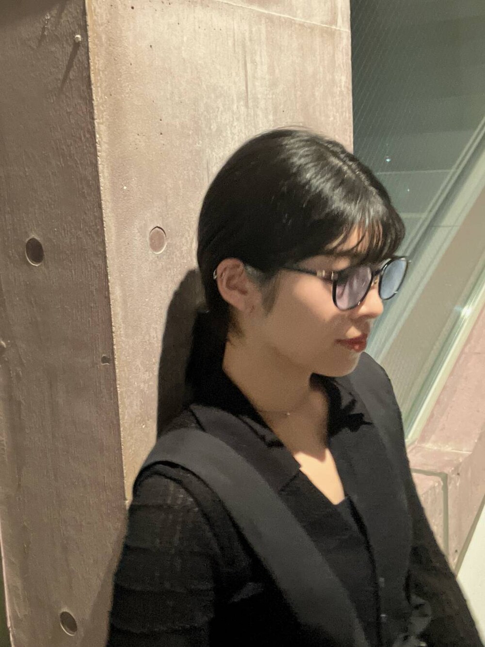 ブラック系のニット/セーター、ブラック系のその他パンツを着用したレディースの秋コーディネートの7枚目の写真