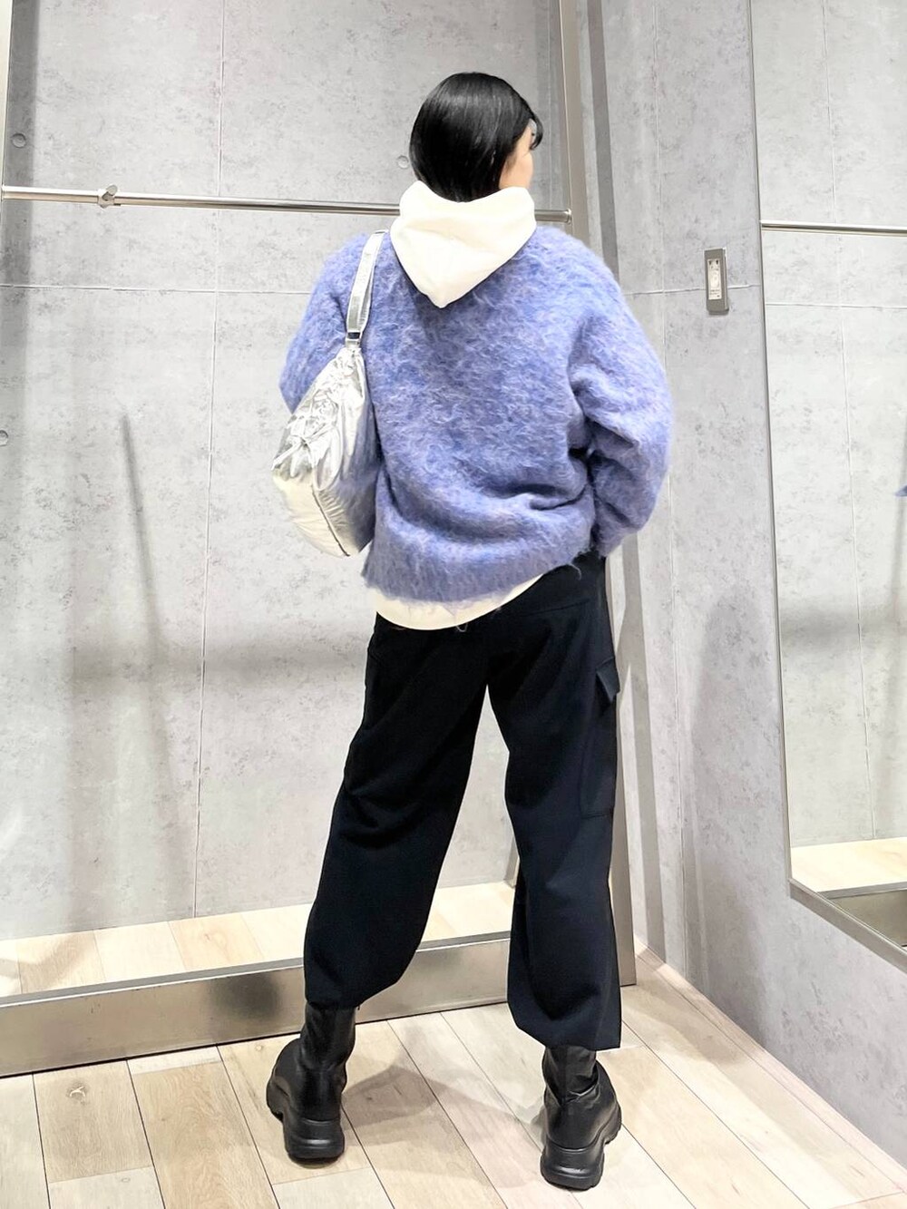 ブルー系のカーディガン/ボレロ、ブラック系のブーツ、ブラック系のその他パンツを着用したレディースの秋コーディネートの7枚目の写真