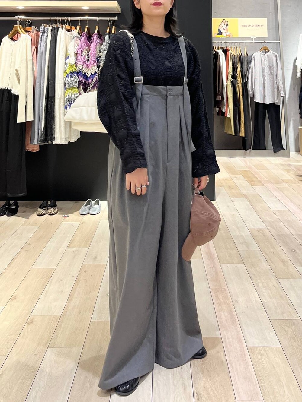 ホワイト系のショルダーバッグ、ブラック系のTシャツ/カットソー、ブラック系のローファーを着用したレディースの秋コーディネートの5枚目の写真