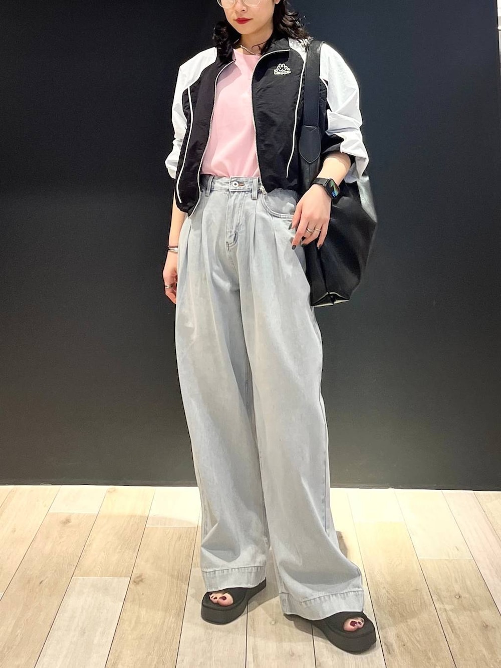 ピンク系のTシャツ/カットソー、ブラック系のトートバッグ、ブラック系のサンダルを着用したレディースの春コーディネートの8枚目の写真