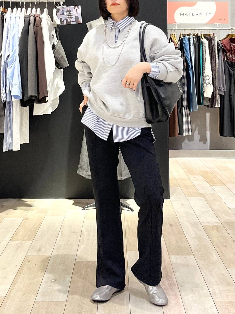 ブラック系のその他パンツ、その他のシャツ/ブラウス、グレー系のスウェットを着用したレディースの秋コーディネートの5枚目の写真