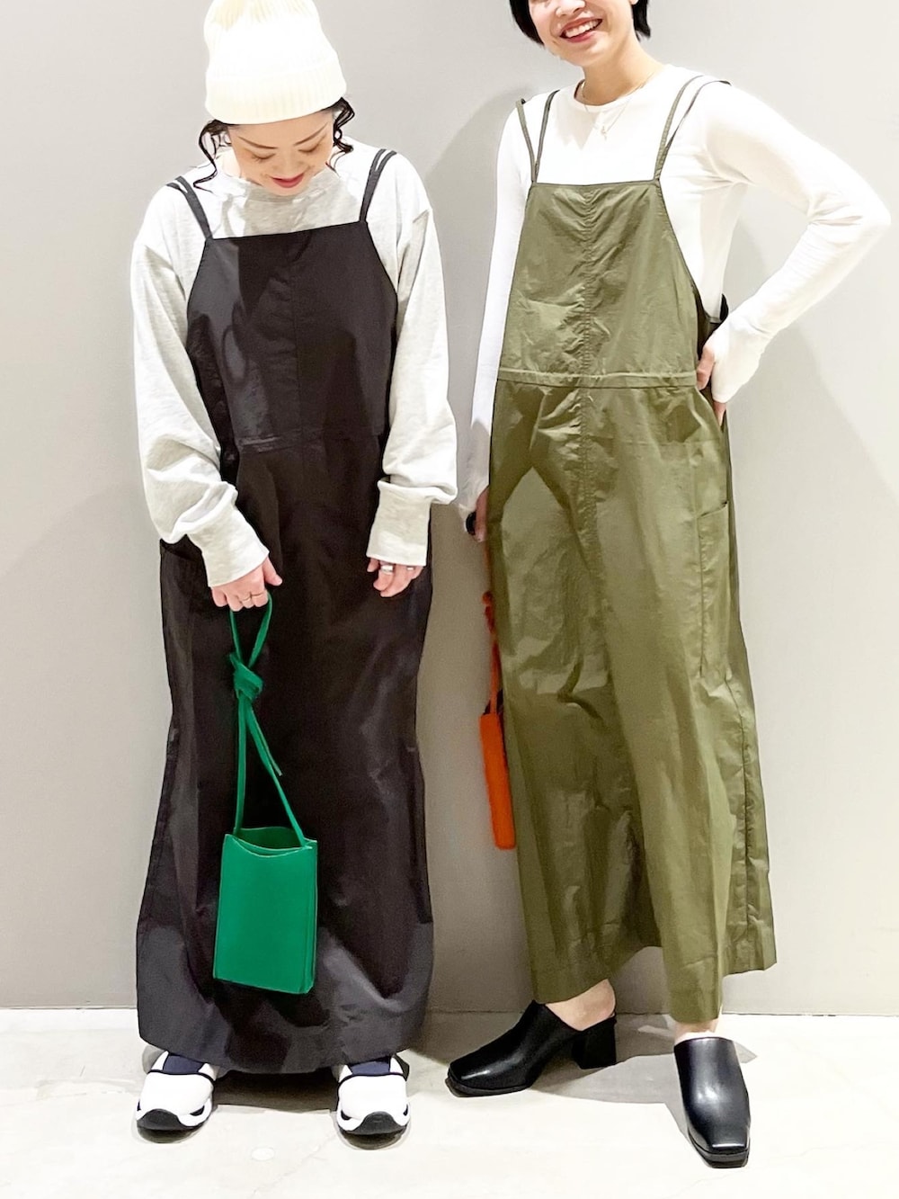 「LEPSIM、レプシィム(LEPSIM)、ミリタリー、ミリタリーコーデ、エプロンワンピース、キャミワンピ、ワンピース、ストリート、春服みてみて、白スニーカー、春コーデ、ショルダーバッグ、スクエアバッグ、スウェット、ミュール」|「LEPSIMのスマホショルダー(バッグ、グリーン系)」を使った、エムアイさん(レディース・162cm)の春コーディネートの4枚目の写真